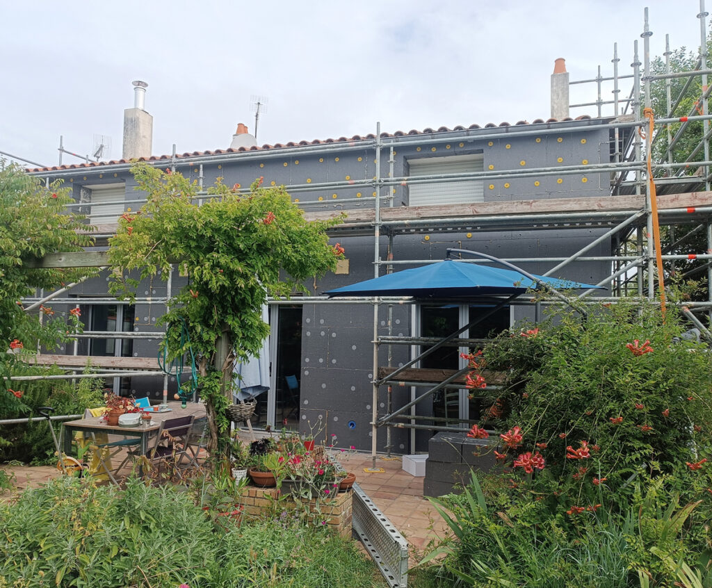 rénovation-énergétique-globale-maison-angoulins-pendant