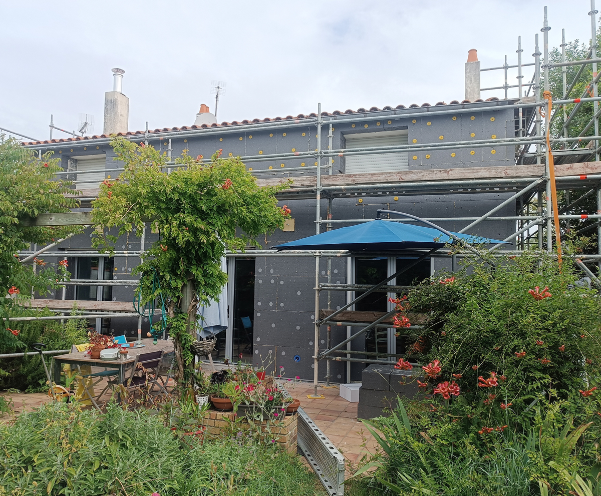 rénovation-énergétique-globale-maison-angoulins-pendant